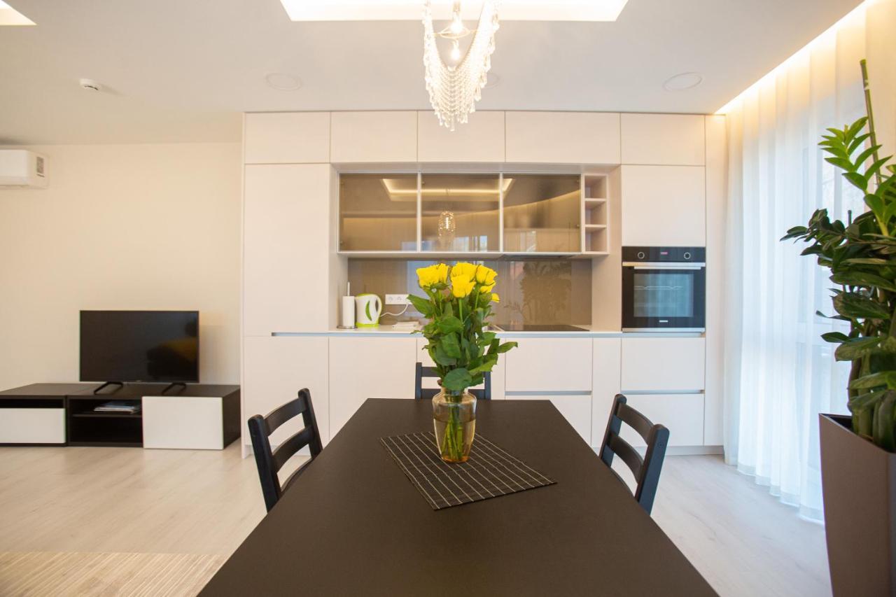 Luxurious Blue&Yellow Apartment In Kaunas Center Bagian luar foto