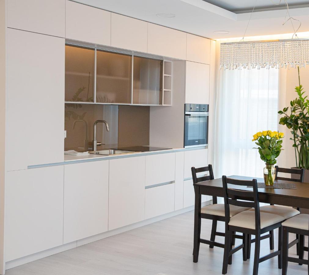 Luxurious Blue&Yellow Apartment In Kaunas Center Bagian luar foto