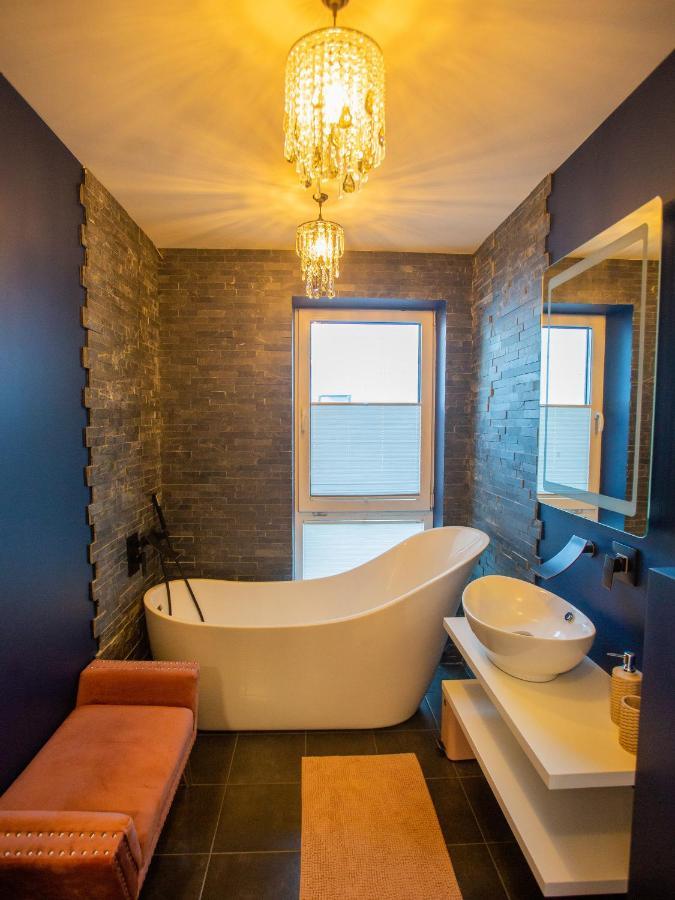 Luxurious Blue&Yellow Apartment In Kaunas Center Bagian luar foto