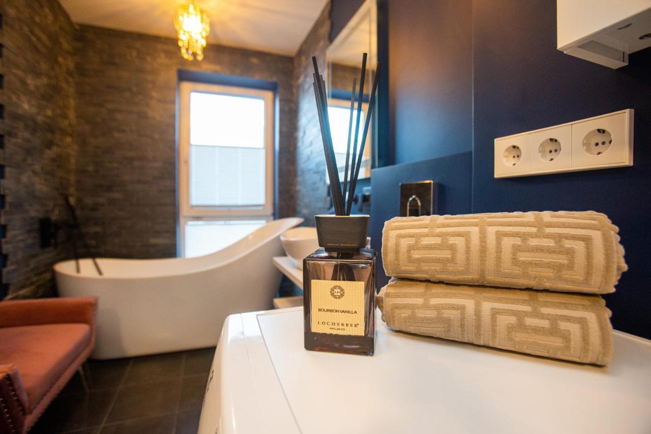 Luxurious Blue&Yellow Apartment In Kaunas Center Bagian luar foto